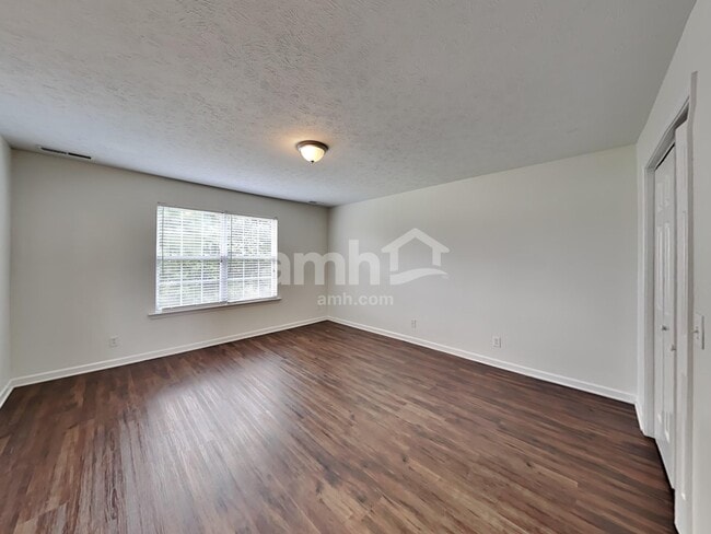 Building Photo - 204 Creekwood Dr