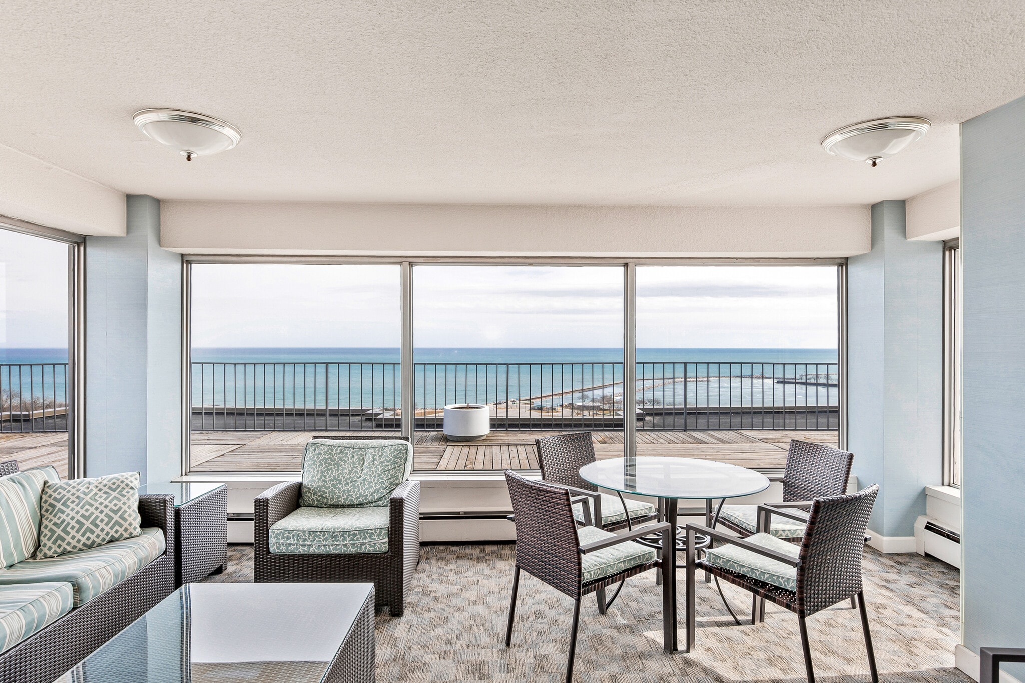 Solarium / party room - 1919 N Summit Ave