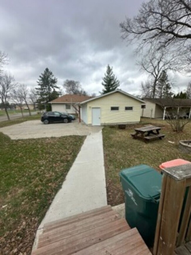 Building Photo - 3 Bed Single Family Home - Staples - Detached 3 car garage