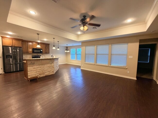 Building Photo - Spacious updated 3 bedroom home