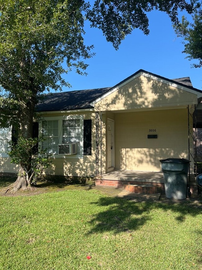 Building Photo - 1 bedroom 1 bath Duplex for lease