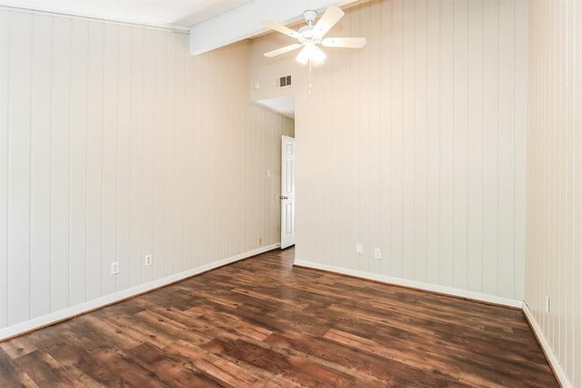 Building Photo - 2 Lakeway St