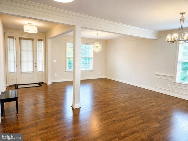 Building Photo - 3332 Burton Dr