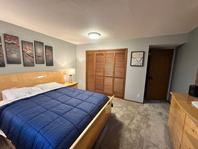 Building Photo - Super Comfortable Furnished Short term rental