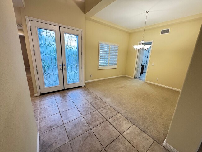 Building Photo - Spacious 4 Bedroom Home with Private Pool!