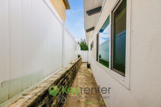 Building Photo - Bright & Beachy One-Bedroom Condo in San C...