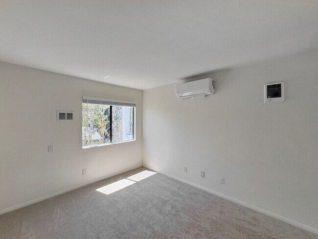 Building Photo - SD: Comfortable 2BD/2BA Condo in Golden Hill with A/C, Reserved Parking & In-Unit Laundry