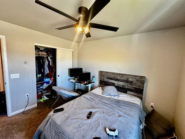Building Photo - "Experience Spacious Living: 5-Bed, 3-Bath...