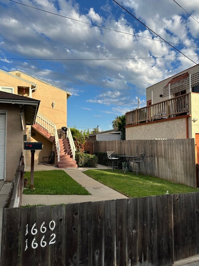 Building Photo - 1660