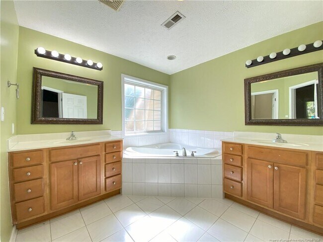 Building Photo - 1058 Carolina Way