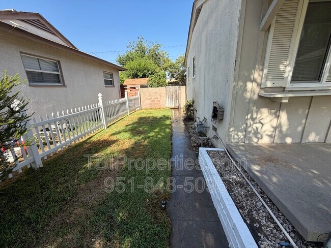 Building Photo - 3552 N Alameda Ave