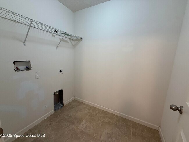 Building Photo - 137 Sutherland Dr SW