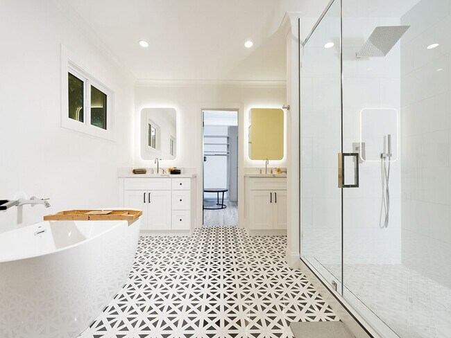 Building Photo - Luxe 5+4.5 w/detached studio, downstairs e...