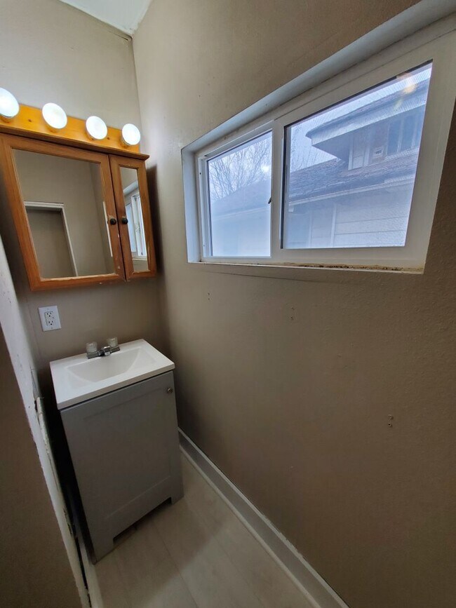 Building Photo - COMING SOON!! 506 Denver- large 3 bed house! **PETS OK**