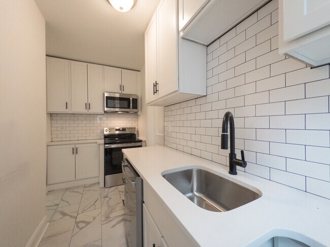 Two Bedroom Apartment with Den | Folcroft Courts - Folcroft Courts Apartments