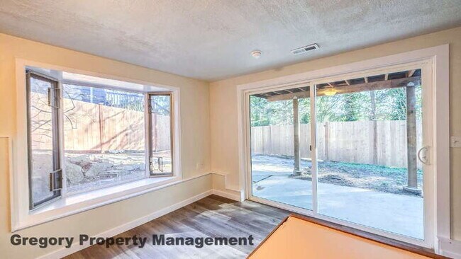 Building Photo - 10803 NE 111th Pl