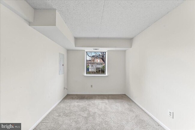 Building Photo - 3207 Valley Dr