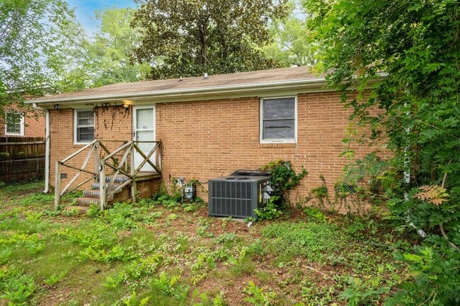Building Photo - Three Bedroom SFH