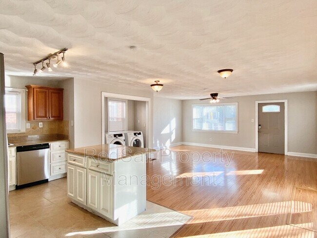 Building Photo - 2922 Hollister Ave