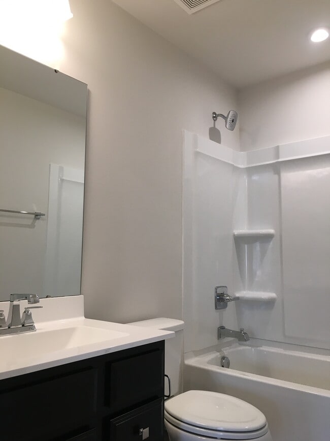 Building Photo - Beautiful 3 Bedroom, 2.5 Bath Townhome!