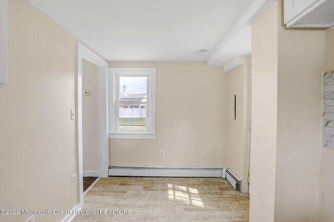 Building Photo - 12 Main St