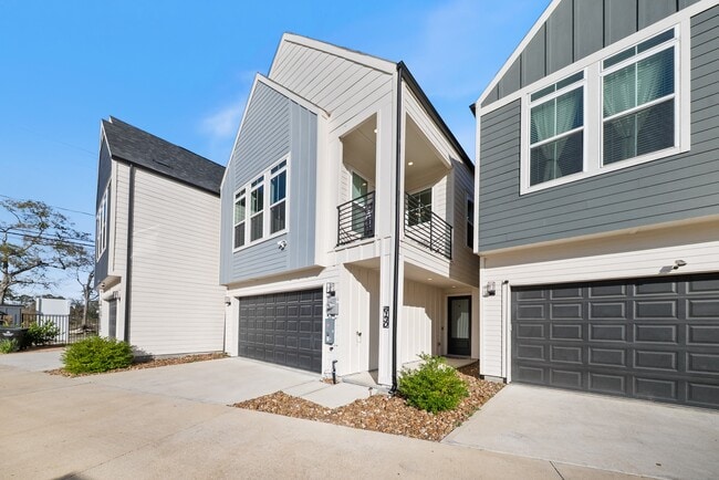 Building Photo - 6130 Campos Dr