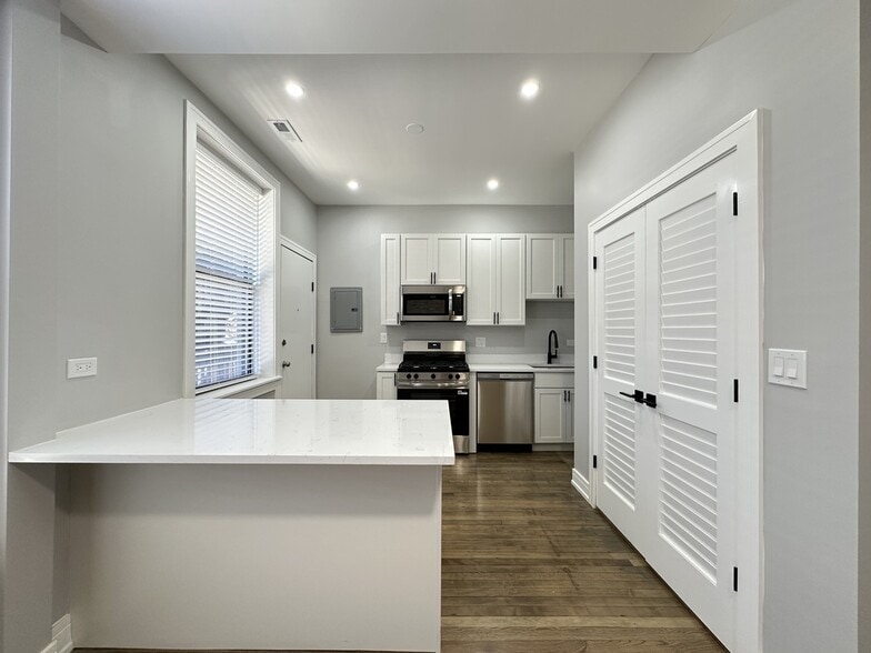 Building Photo - 3840 N Wilton Ave