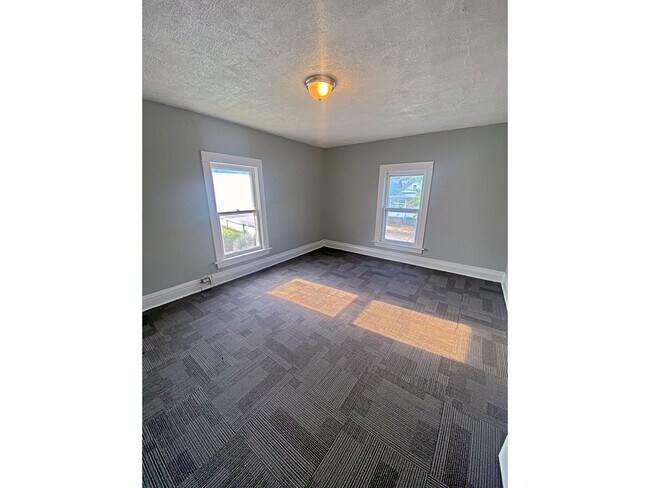 Building Photo - Little Bohemia 4 bedroom home