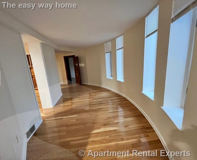 Building Photo - 17 Bow St