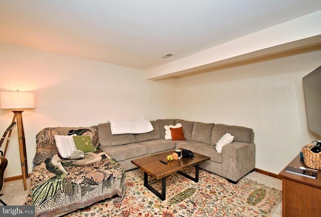 Building Photo - 601 W Market St