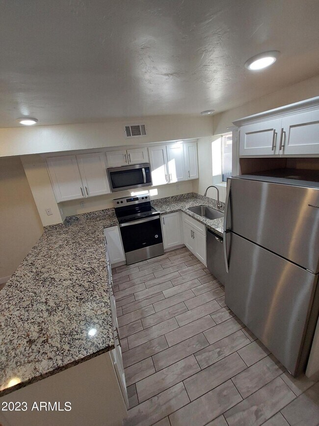 Building Photo - 6140 W Townley Ave