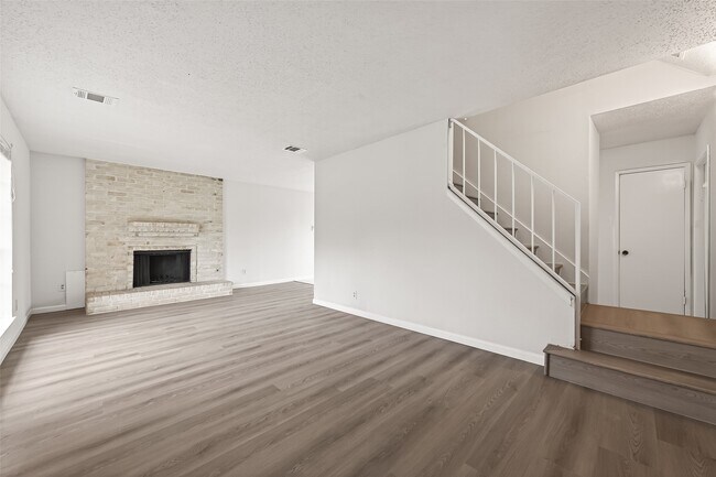 Building Photo - 7523 La Pl Dr