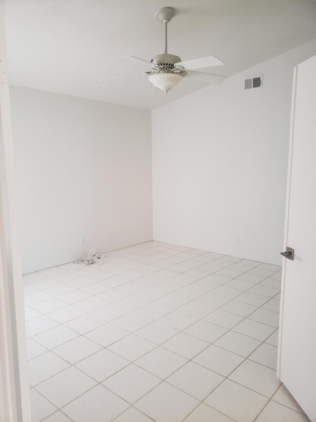 Building Photo - 136 Desert Falls Dr E