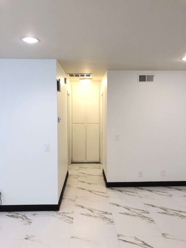 Building Photo - 10751 Wilshire Blvd