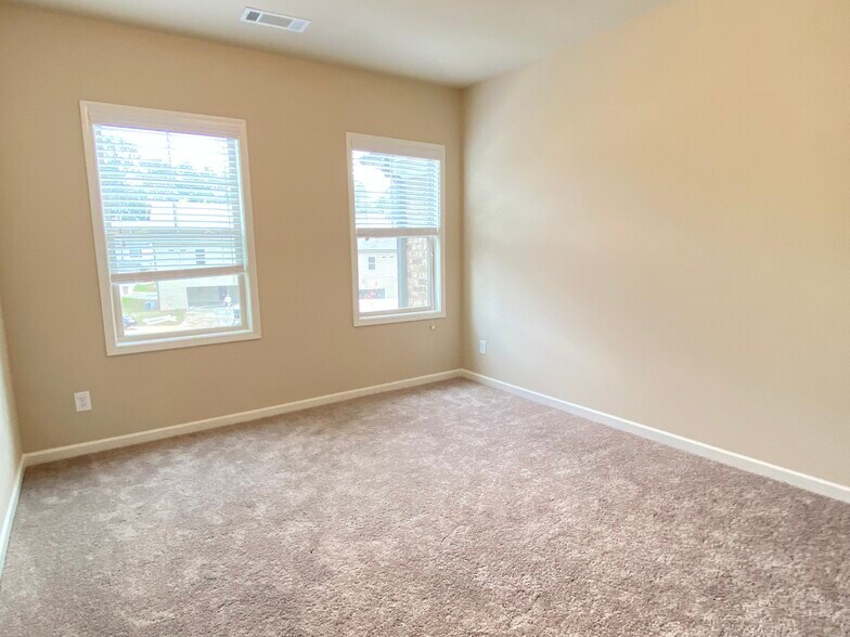 Building Photo - 2844 Weyhill Trl