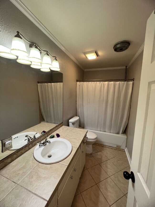 Building Photo - Greenacres -North Bossier.. Close to Barksdale Air Force Base..