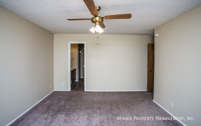 Building Photo - 4701 Country Club Dr
