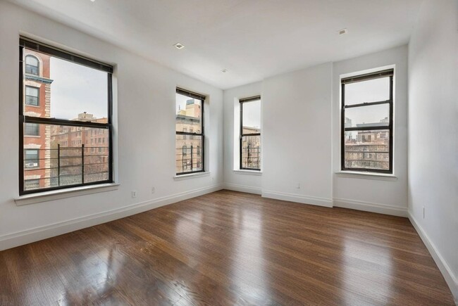 Building Photo - 411 Manhattan Ave