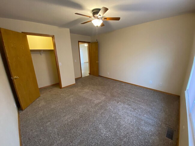 Building Photo - 1231-1231 Bluegrass Rd