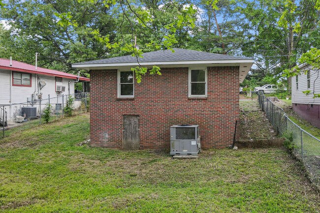 Building Photo - 402 Carver Ave