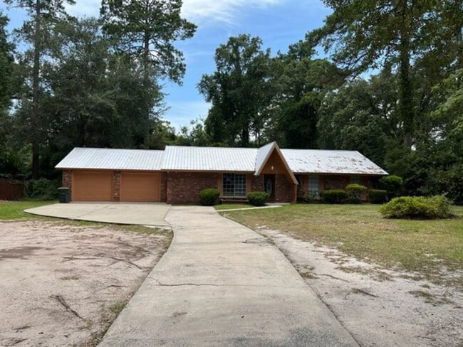 Building Photo - Gorgeous Home in the Heart Hinesville