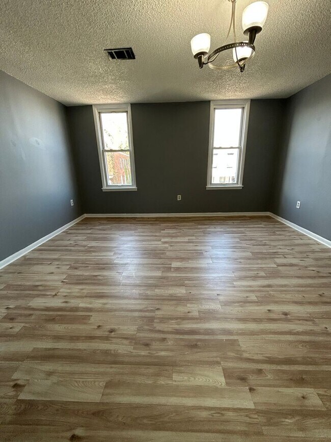 Building Photo - 1458 Kenwood Ave