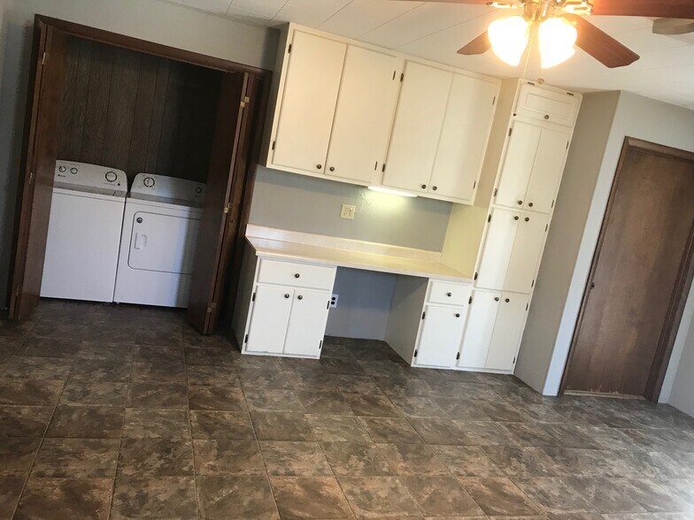 Building Photo - 712 S Osteopathy Ave