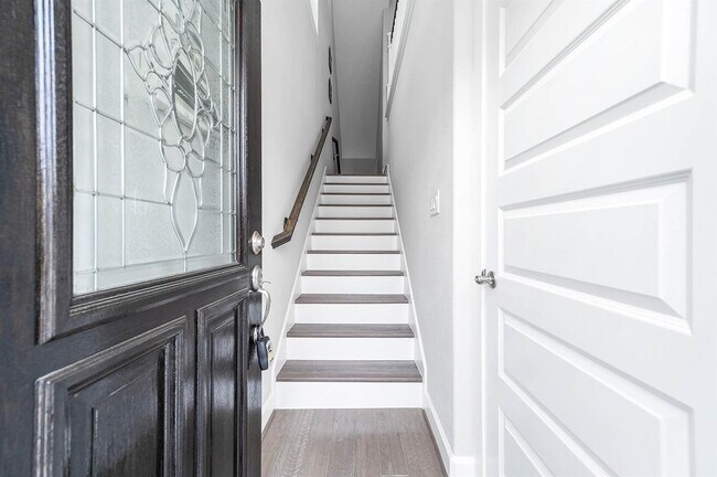 Building Photo - 2022 Groveland Glen Dr