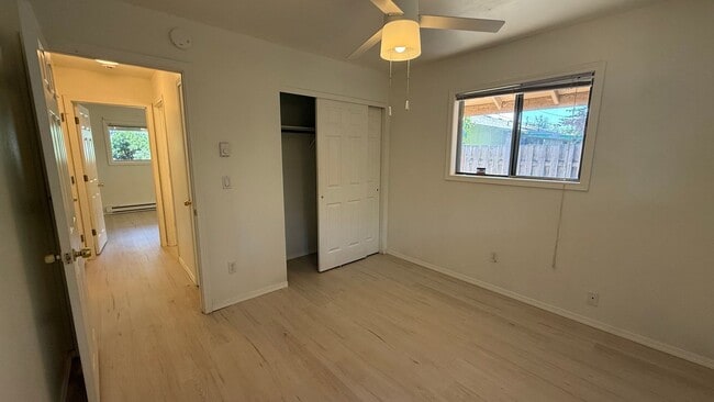 Building Photo - Great Duplex 2bd 2bath Big yard, Parking, ...