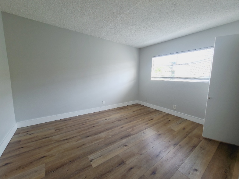 Building Photo - 13425 Vanowen St