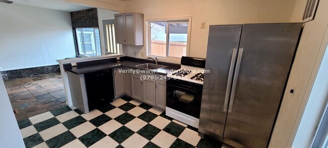 Building Photo - Updated through out!  Great 2 bedroom 1.5 ...