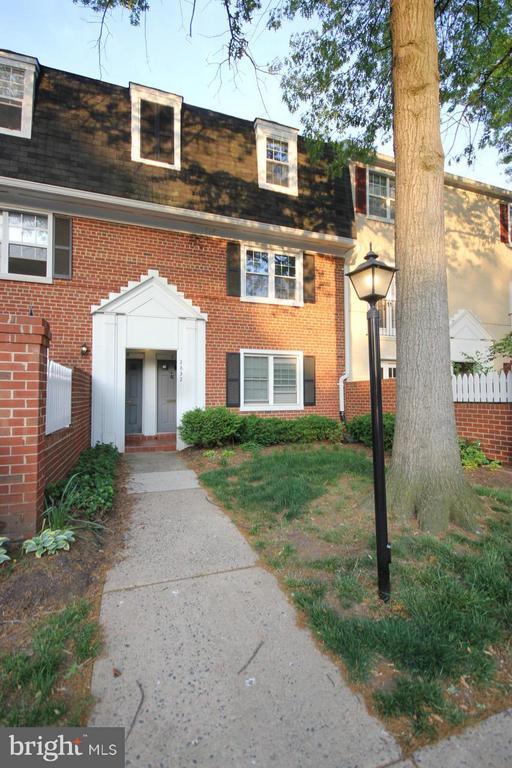 Building Photo - 2832 S Wakefield St