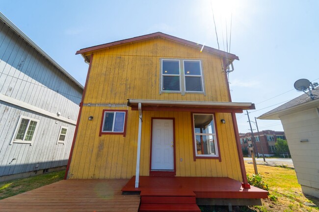 Building Photo - Spacious 3 Bedroom / 2.5 Bathroom Single Family Home Available in Tacoma!