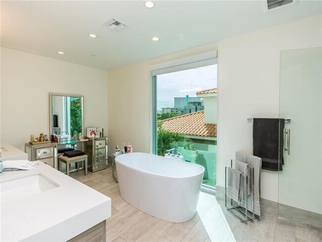 Building Photo - 240 Shore Ct